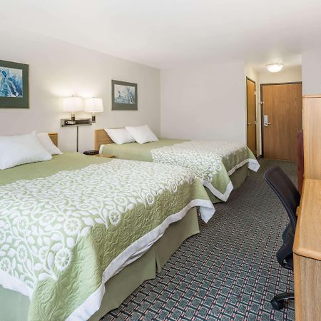 Days Inn By Wyndham Stoughton Wi. Eksteriør bilde
