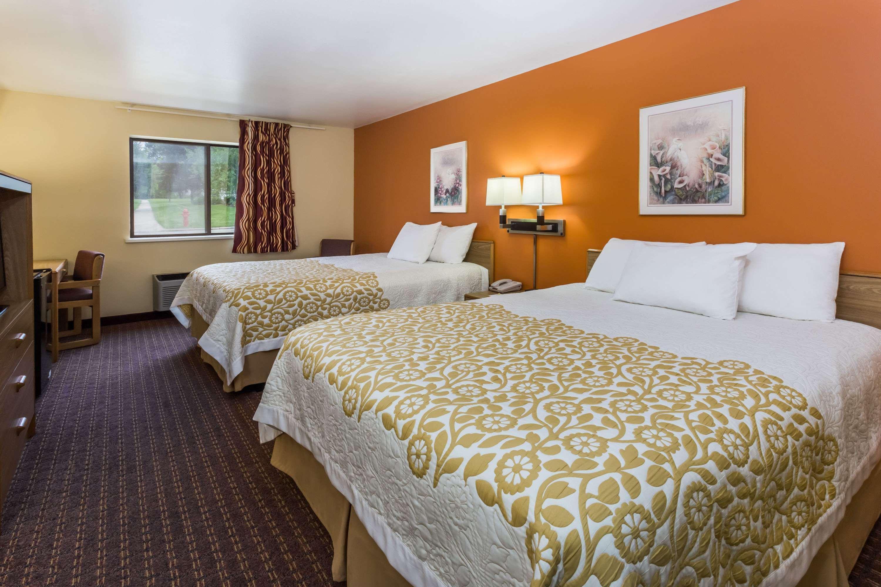 Days Inn By Wyndham Stoughton Wi. Eksteriør bilde